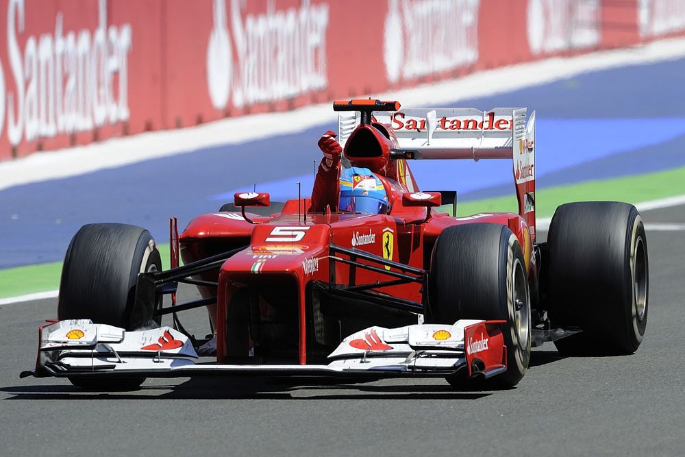 Alonso megmutatta, hogyan kell rajtolni a Ferrarival: videó