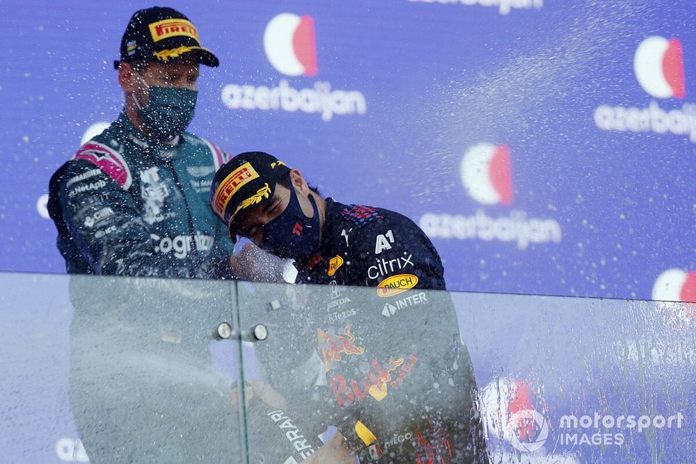 Podio: segundo lugar Sebastian Vettel, Aston Martin, ganador de la carrera Sergio Pérez, Red Bull Racing