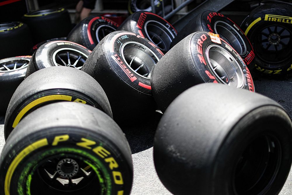 Reagál a defektekre a Pirelli: új gumikat hoznának Silverstone-ba!