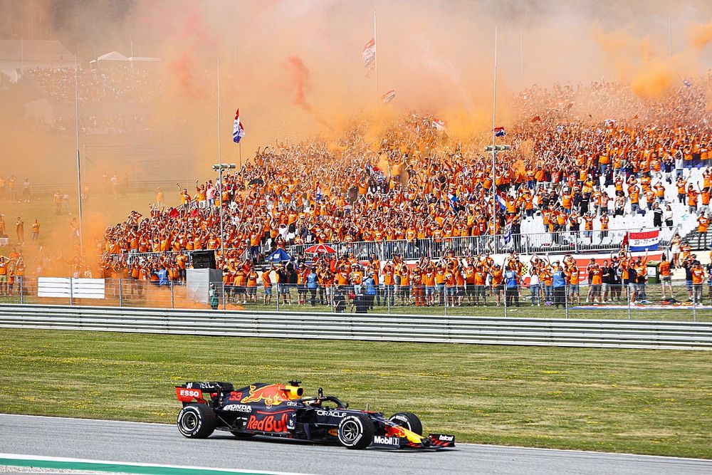 Mercedes daleko za Red Bullem