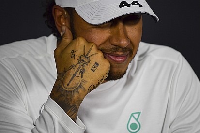 Magyar művész készítette Hamilton új tetoválásait Bakuban - fotók