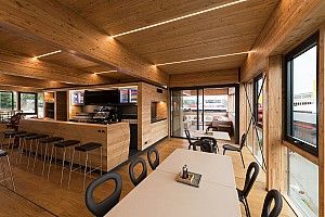 Megérkezett a Forma-1 legimpozánsabb motorhomeja: WOW