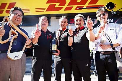 ホンダF1、13年ぶりの優勝に八郷社長「走り続けてきた従業員たちの努力が実を結んだ」