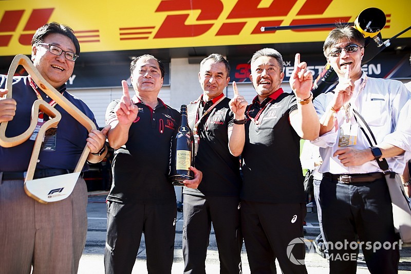 ホンダF1、13年ぶりの優勝に八郷社長「走り続けてきた従業員たちの努力が実を結んだ」