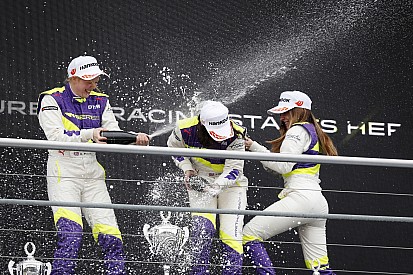 Chadwick és Powell is küzdött a váltóval a W Series szezonnyitóján