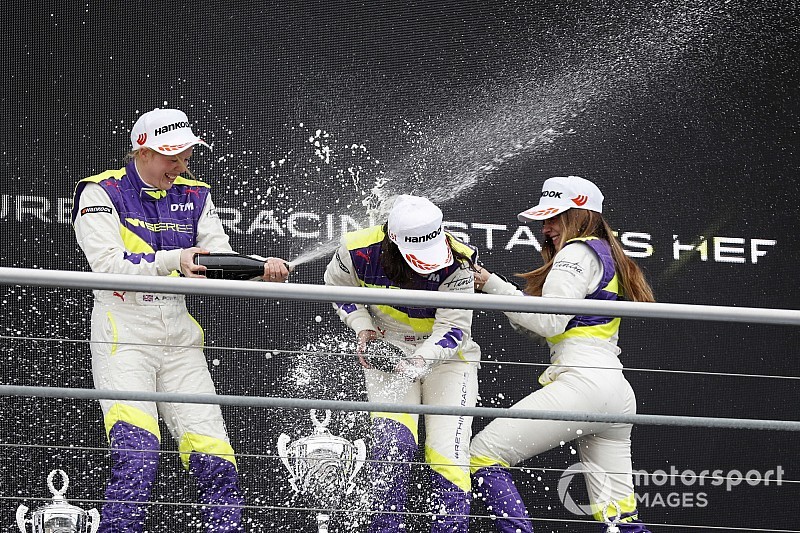 Chadwick és Powell is küzdött a váltóval a W Series szezonnyitóján