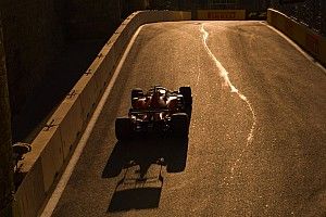 Így csapta oda Leclerc a Ferrari hátsó felét a falnak Bakuban: VIDEÓ
