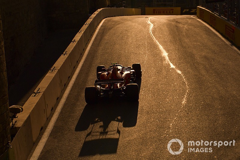 Így csapta oda Leclerc a Ferrari hátsó felét a falnak Bakuban: VIDEÓ