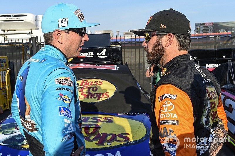 Joe Gibbs ha"sudado" por tener a Truex y Busch