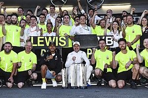 Hamilton loda la Mercedes: "Non ho mai visto la squadra forte come ora"