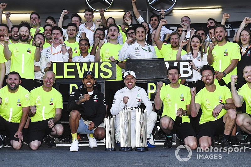 Hamilton loda la Mercedes: "Non ho mai visto la squadra forte come ora"