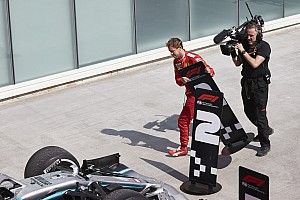 Vettel jelenetei a Ferrarinál: amikor félretette a táblát (videó)