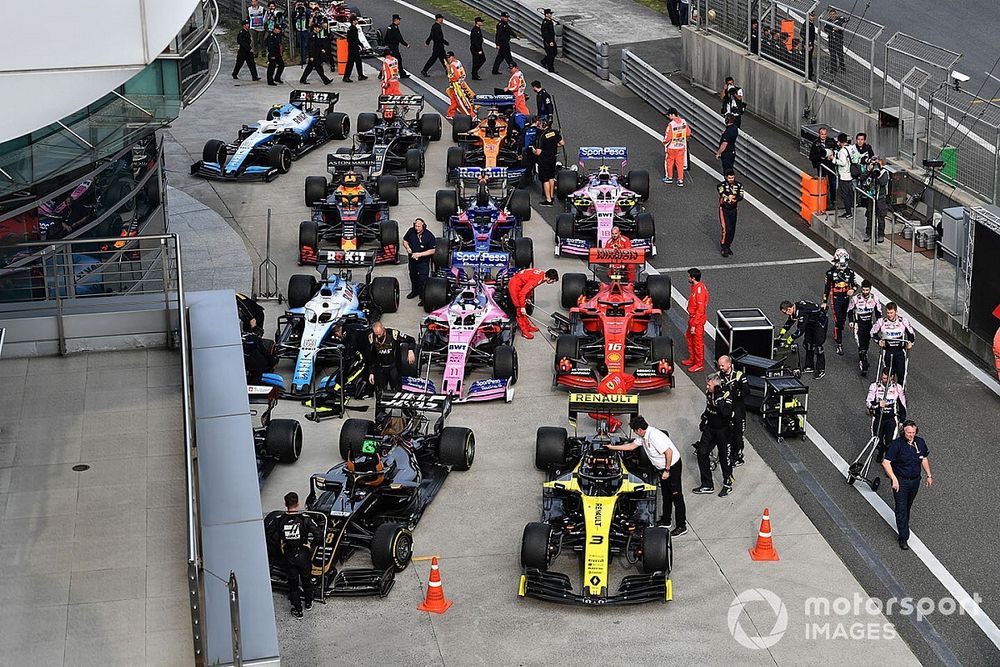 Les monoplaces dans le Parc Fermé après la course