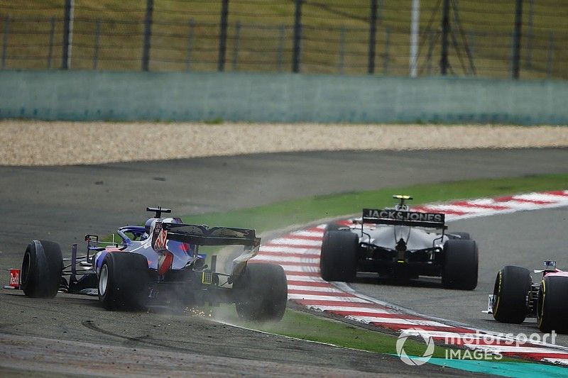 Daniil Kvyat, Toro Rosso STR14, runs wide