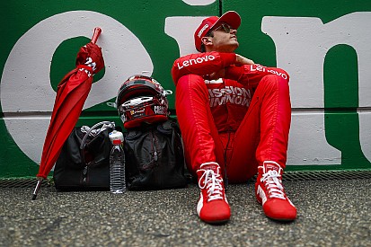 "Ferrari kaptanlık pazubendini Leclerc'e vermeli"