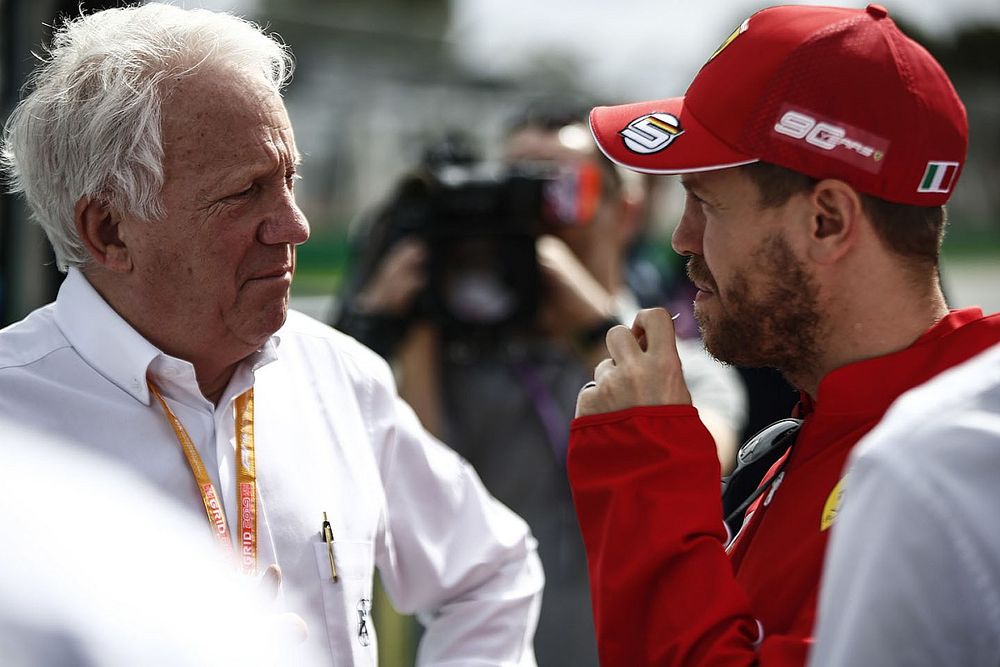 Charlie Whiting, director de carrera de la FIA, con Sebastian Vettel, Ferrari