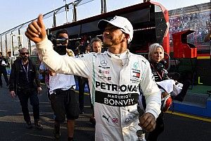 Hamilton példaképe magára tetoválásával „ünnepelte” ötödik címét