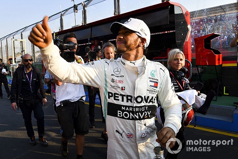 Hamilton példaképe magára tetoválásával „ünnepelte” ötödik címét