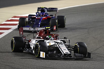 Videón, ahogy Giovinazzi és Kvjat összeütközik egymással Bahreinben