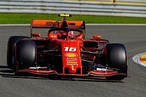 Leclerc ook bovenaan in derde training, zware crash Hamilton