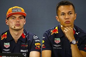 Verstappen over wissel: "Heb zowel Albon als Gasly hoog zitten"