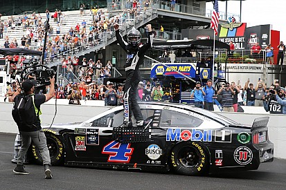 Harvick vence em Indianápolis e Johnson está fora dos playoffs pela primeira vez