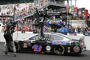 Harvick vence em Indianápolis e Johnson está fora dos playoffs pela primeira vez