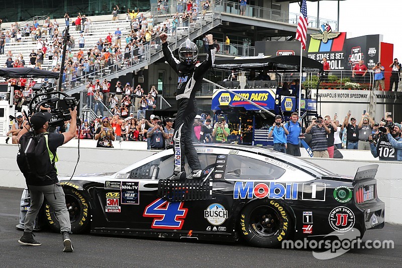 Harvick vence em Indianápolis e Johnson está fora dos playoffs pela primeira vez