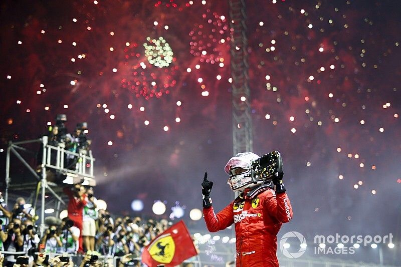 Le vainqueur Sebastian Vettel, Ferrari dans le parc fermé