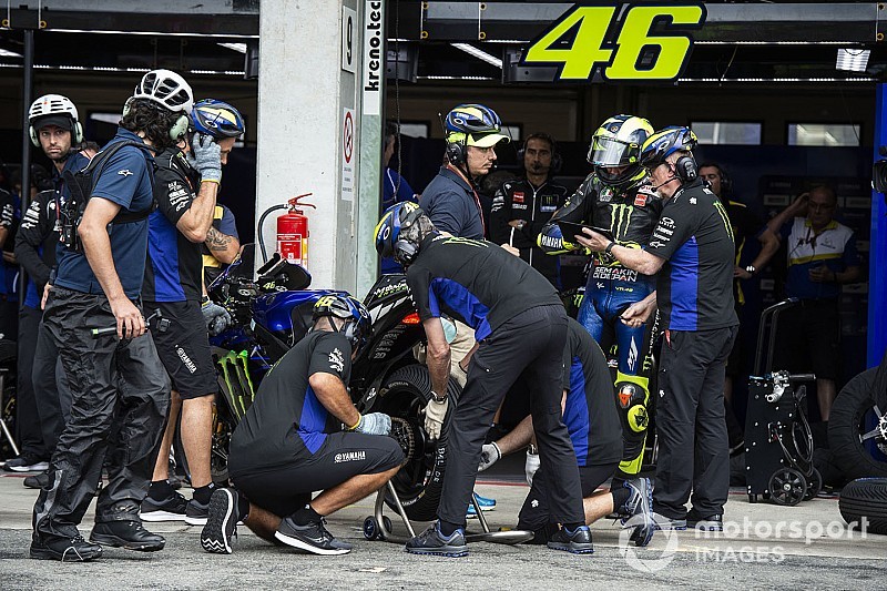 Rossi: “Mañana probaré un nuevo motor; hace un año fue un guardabarros”