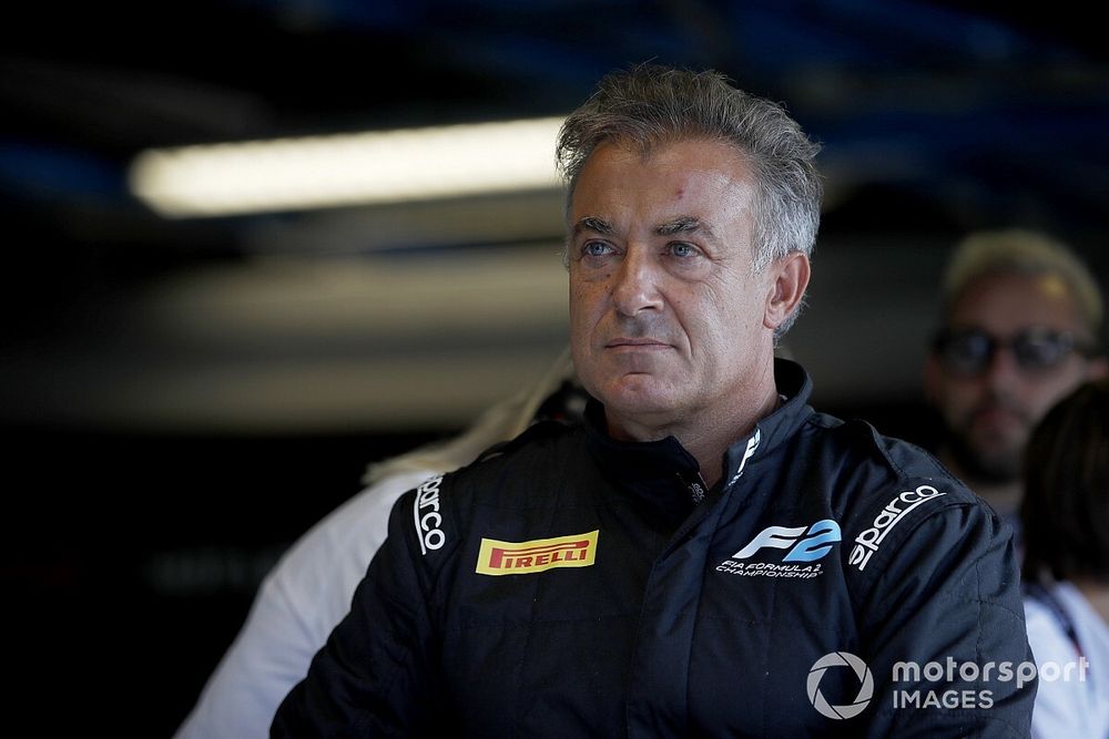 Jean Alesi prueba los nuevos neumáticos Pirelli de 18 pulgadas para las próximas temporada de F2 