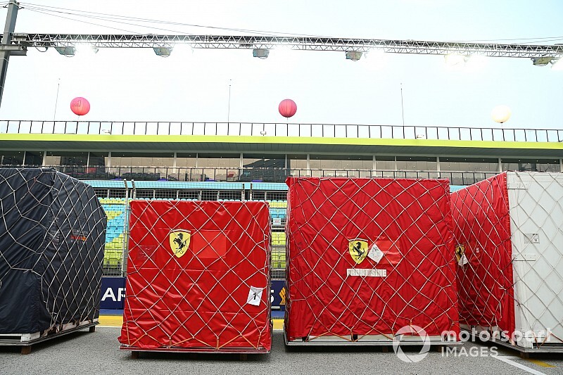 Más Ferrari gurul pályára Szingapúrban, mint a Hungaroringen: Vettel mentőcsomagja