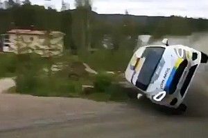 VÍDEO: Piloto e navegador sobrevivem a acidente espetacular em rali na Finlândia