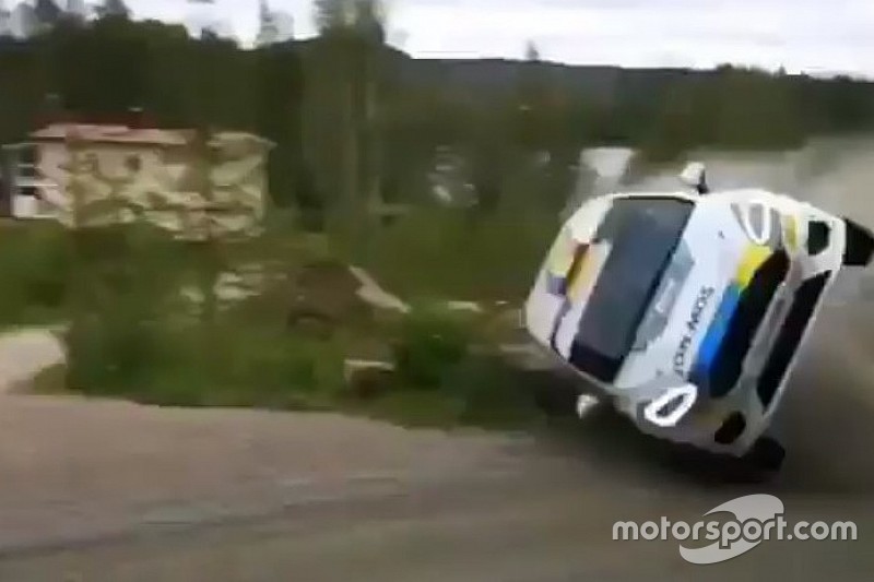 VÍDEO: Piloto e navegador sobrevivem a acidente espetacular em rali na Finlândia