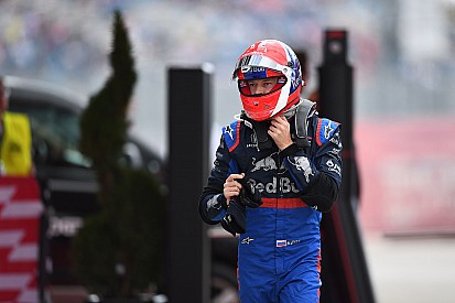 La FIA explica la prohibición del cambio de casco a Kvyat