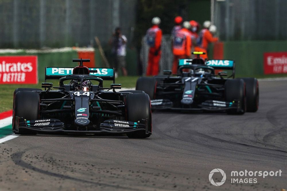 Lewis Hamilton dan Valtteri Bottas bersama mobil andalan mereka di F1 2020, Mercedes F1 W11. 