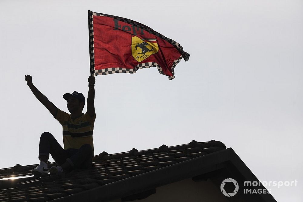 Un tifoso della Ferrari assiste alle Qualifiche sul tetto di casa