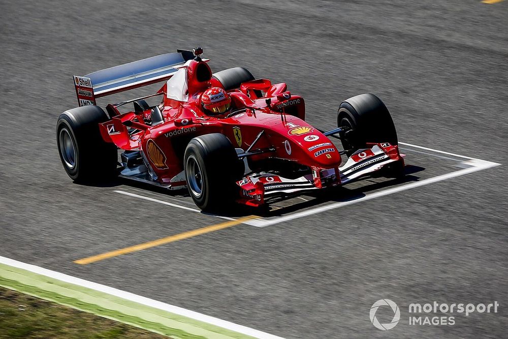 Videón, amikor Mick Schumacher apja legendás autóját hajtotta