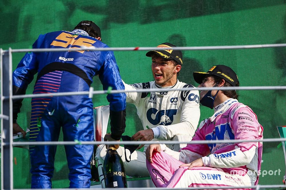 Pierre Gasly, AlphaTauri, 1e plaats, feliciteert Carlos Sainz Jr., McLaren, 2e plaats, met Lance Stroll, Racing Point, 3e plaats