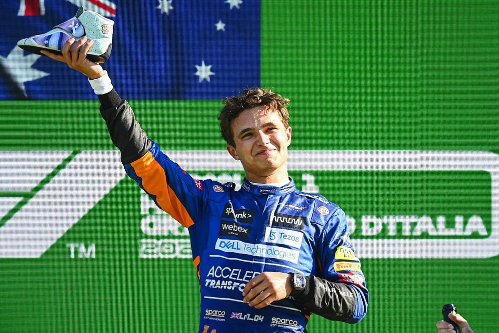 Lando Norris, McLaren, 2a posizione, beve dalla scarpa del suo compagno di squadra 