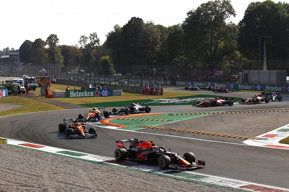 Verstappen fonce vers "une victoire facile", selon Hamilton