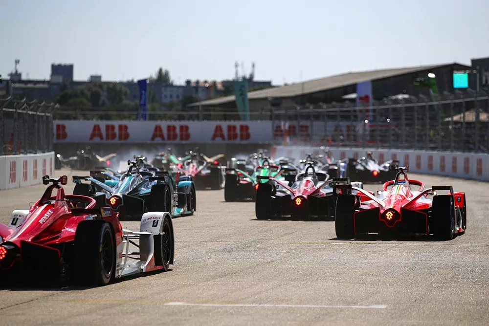 Alex Lynn, Mahindra Racing, M7Electro, Sergio Sette Camara, Dragon Penske Autosport, Penske EV-5, chase the pack at the start