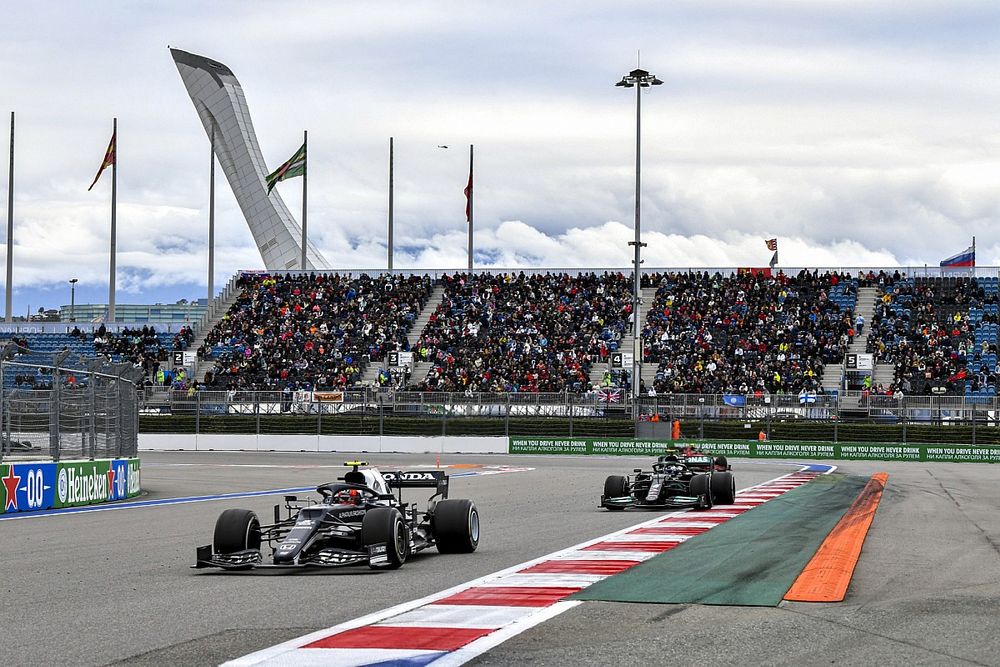 Pierre Gasly, AlphaTauri AT02, Valtteri Bottas, Mercedes W12