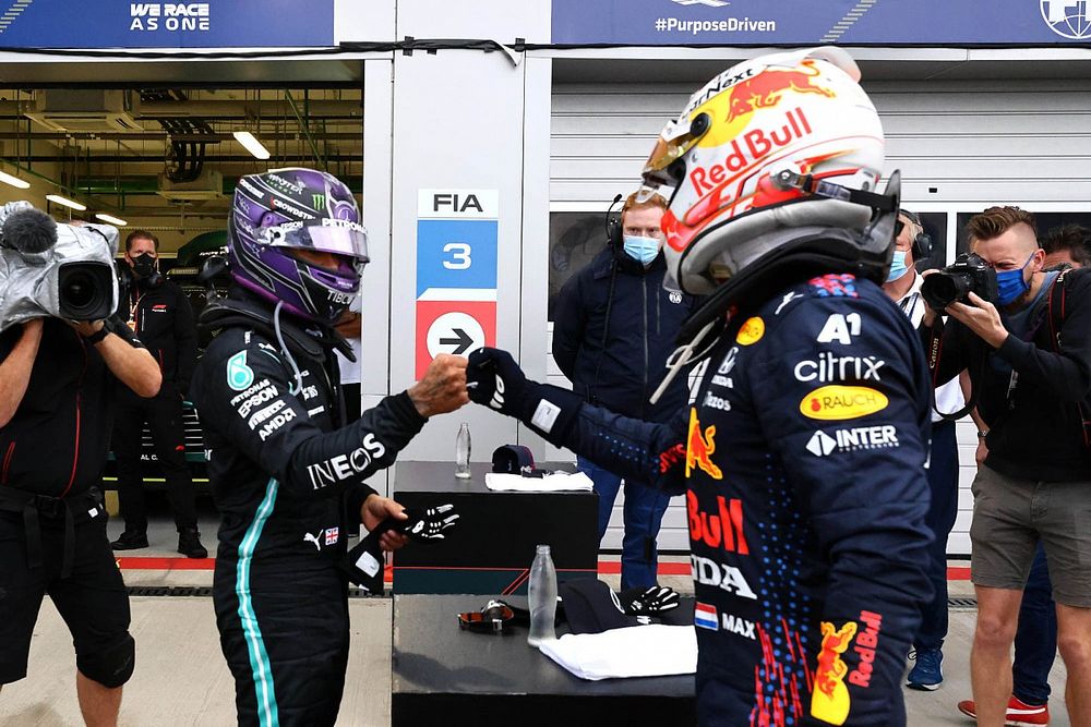 Max Verstappen, Red Bull Racing, 2nd position, and Lewis Hamilton, Mercedes, 1st position, congratulate each other in Parc Ferme