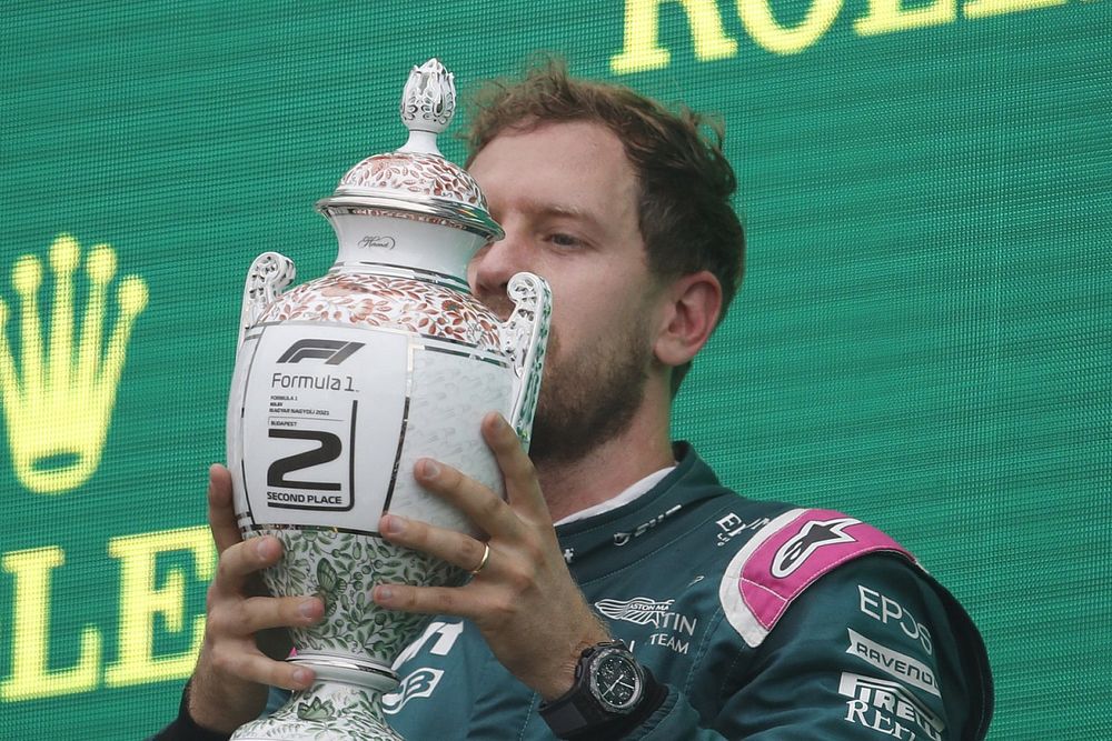 Vettel: "Non so dov'è finita la coppa da dare a Lewis"