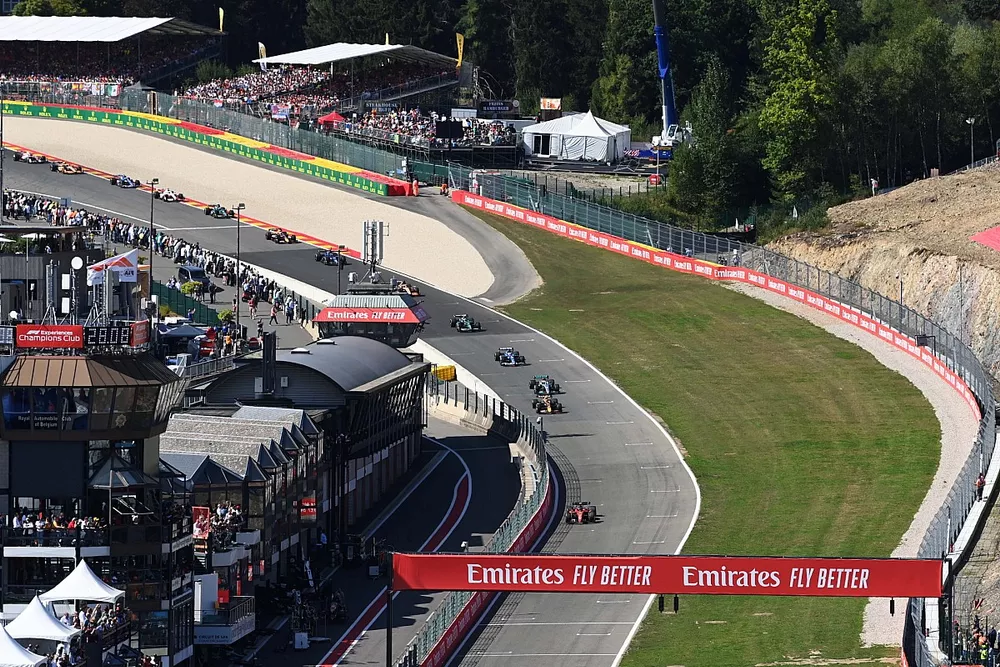 Carlos Sainz, Ferrari F1-75, Sergio P&eacute;rez, Red Bull Racing RB18, George Russell, Mercedes W13, el resto de la parrilla en la primera vuelta