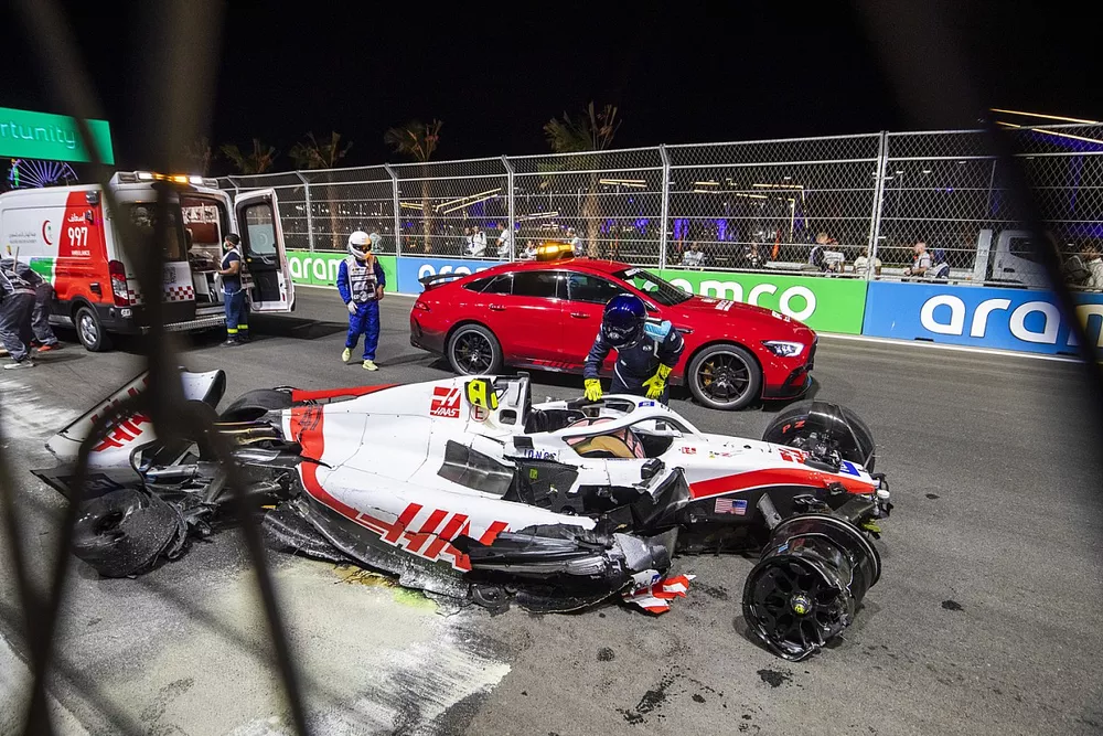 Les commissaires nettoient les débris du crash de Mick Schumacher, Haas VF-22