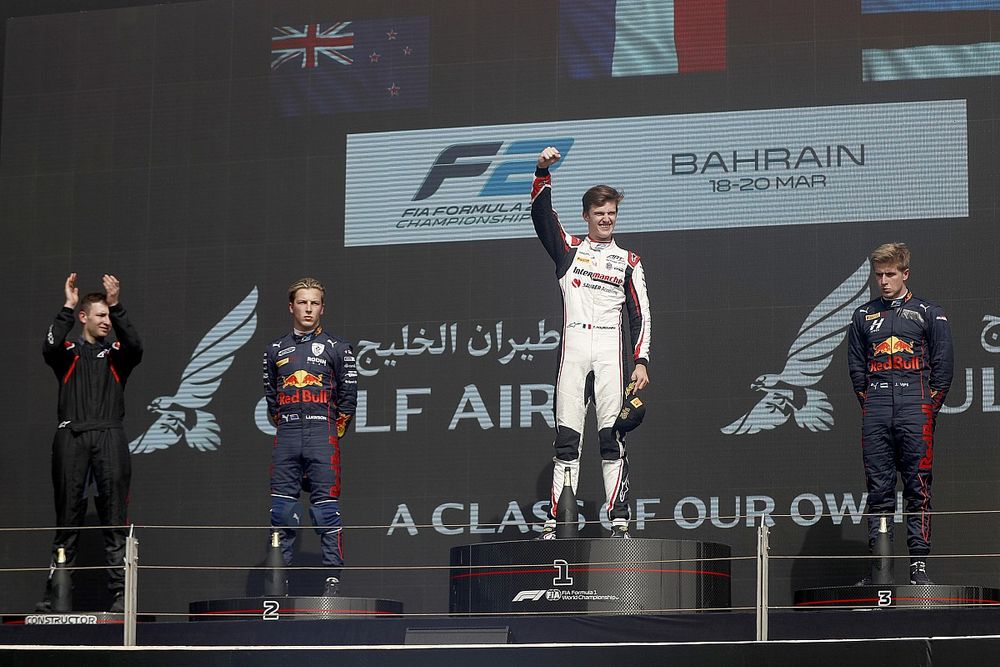 Liam Lawson, Carlin, 2&ordf; posici&oacute;n, Theo Pourchaire, ART Grand Prix, 1&ordf; posici&oacute;n, Juri Vips, Hitech Grand Prix, 3&ordf; posici&oacute;n, en el podio