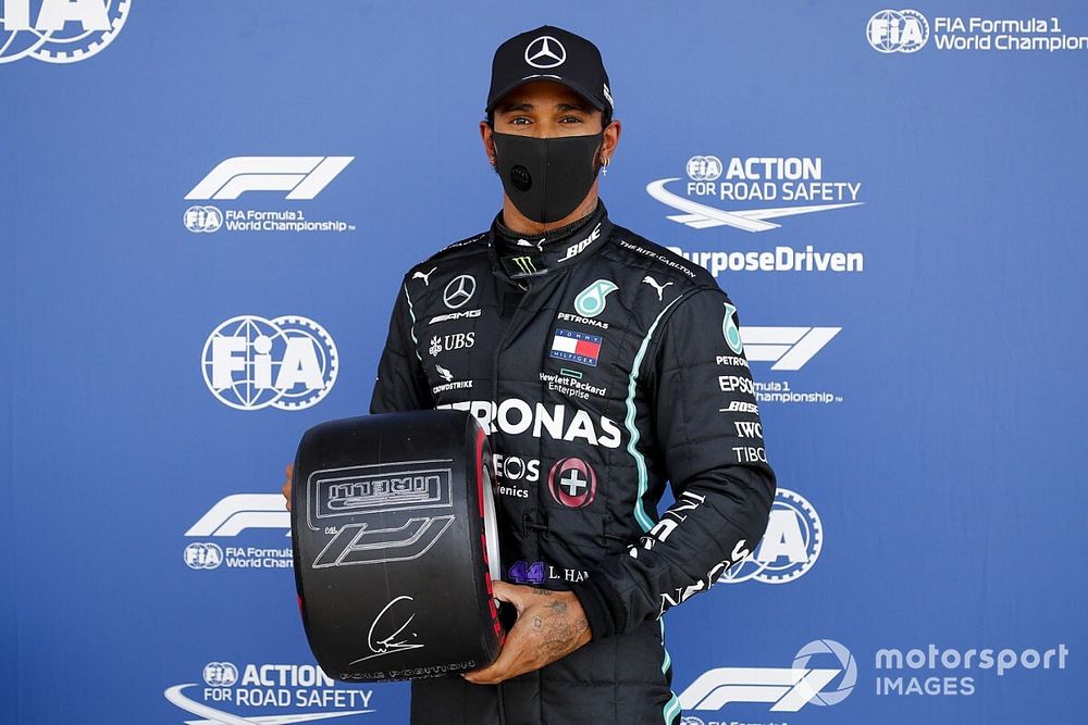 Lewis Hamilton, Mercedes-AMG F1, met de Pirelli Pole Position Award