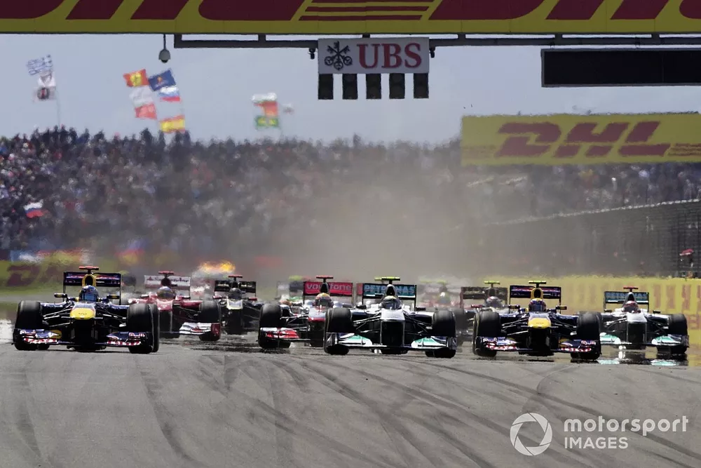 Sebastian Vettel, Red Bull RB7 Renault, Nico Rosberg, Mercedes MGP W02, Mark Webber, Red Bull RB7 Renault, at the start